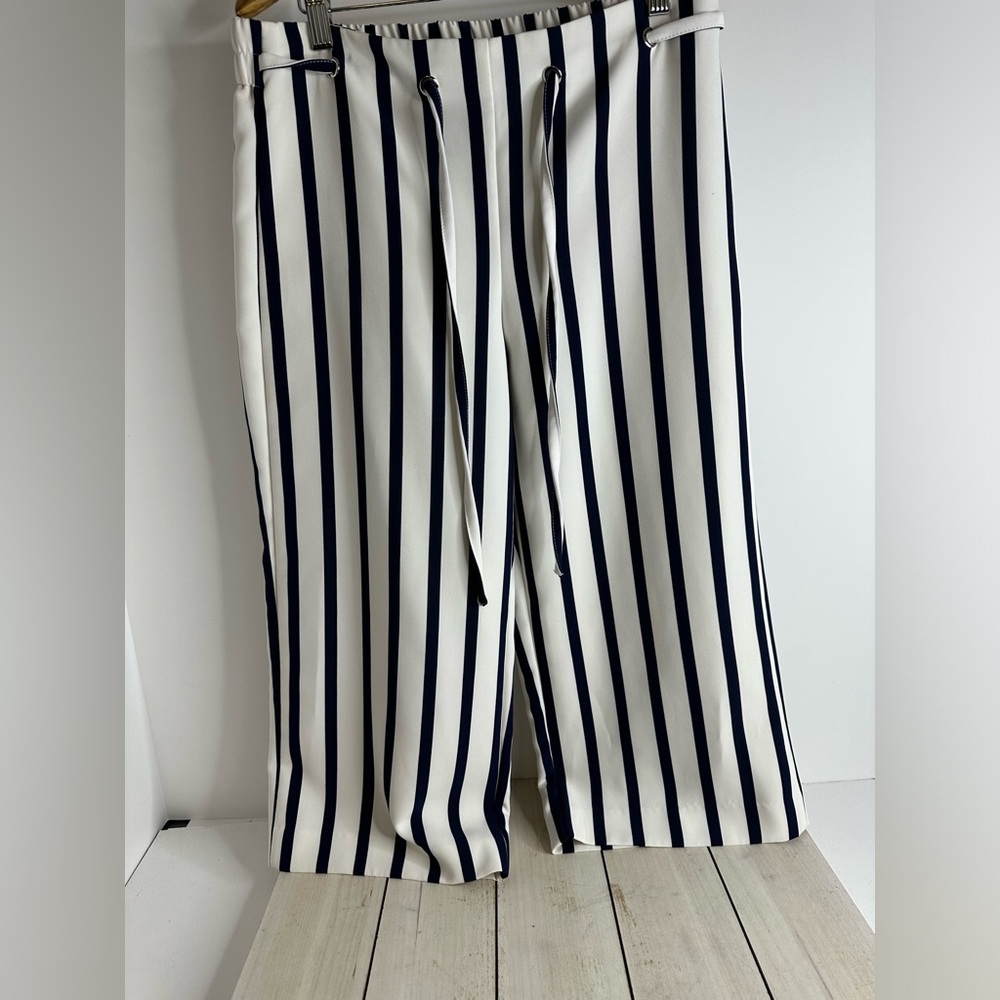 Women’s Attyre capri pants SZ 6 petite navy/ white drawstring waist elastic back